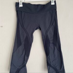 Nux Everday Seamless Yoga capri in gray